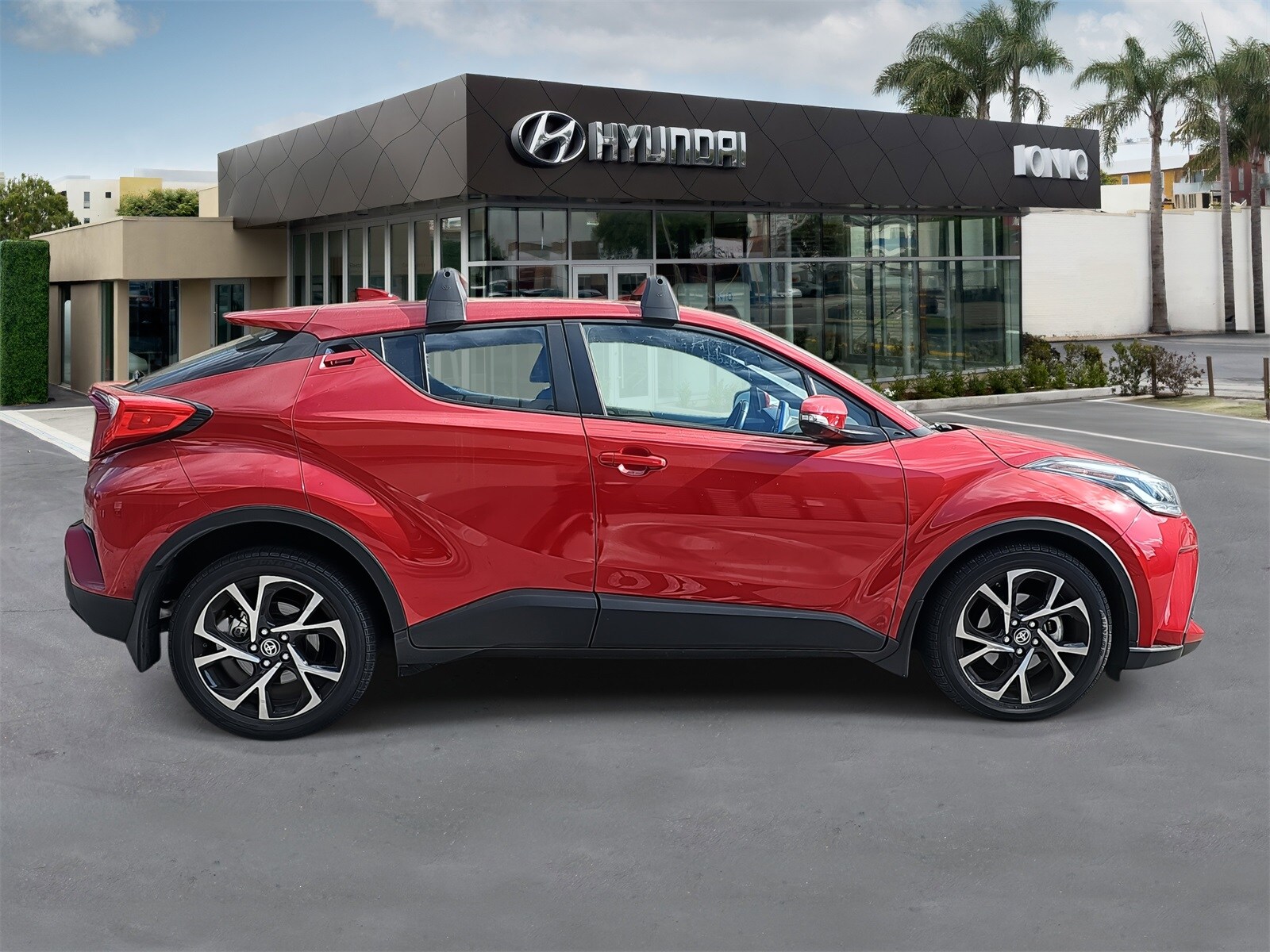 2021 Toyota C-HR XLE photo 2