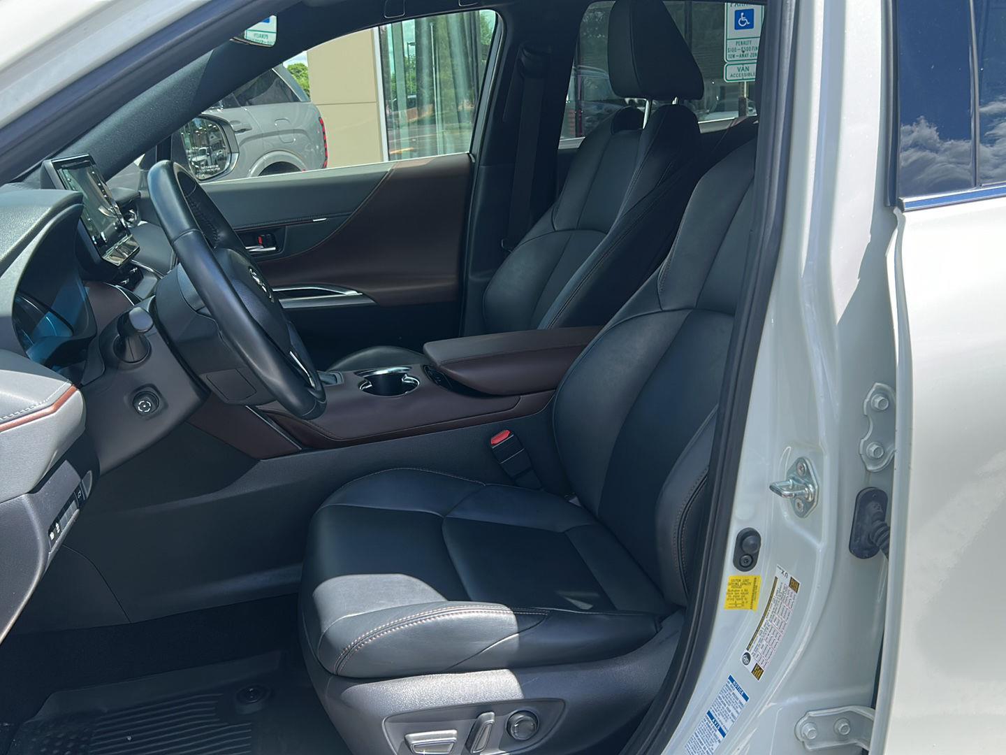 2022 Toyota Venza XLE - Photo 16