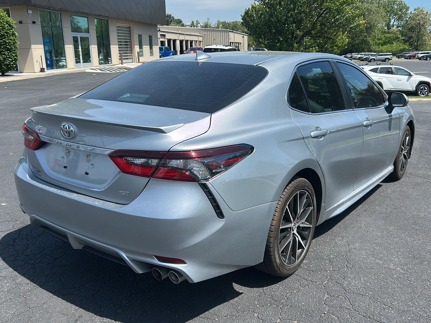 2024 Toyota Camry SE - Photo 6