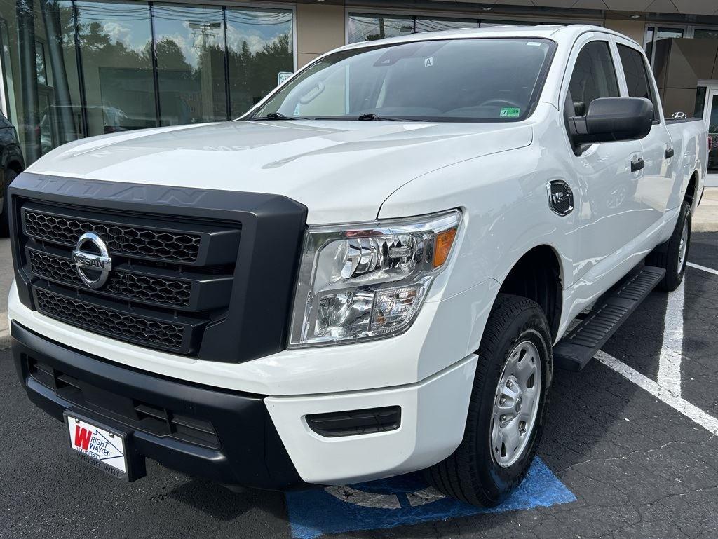 2022 Nissan Titan S photo 2