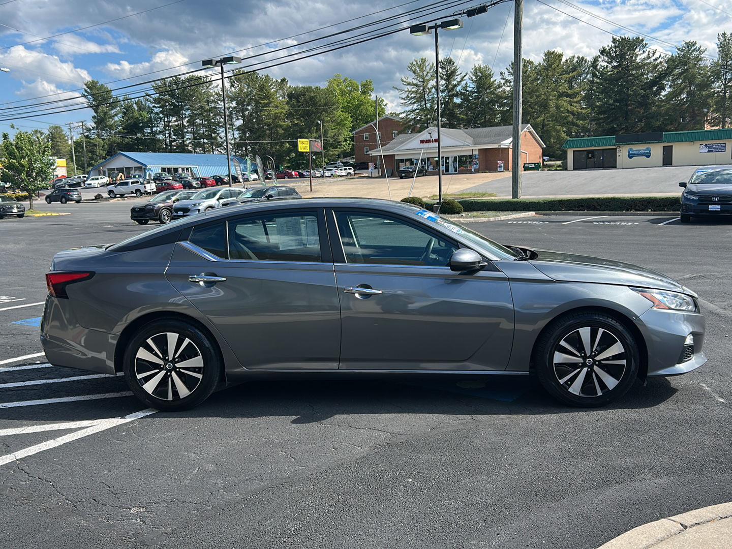 2022 Nissan Altima SV - Photo 9