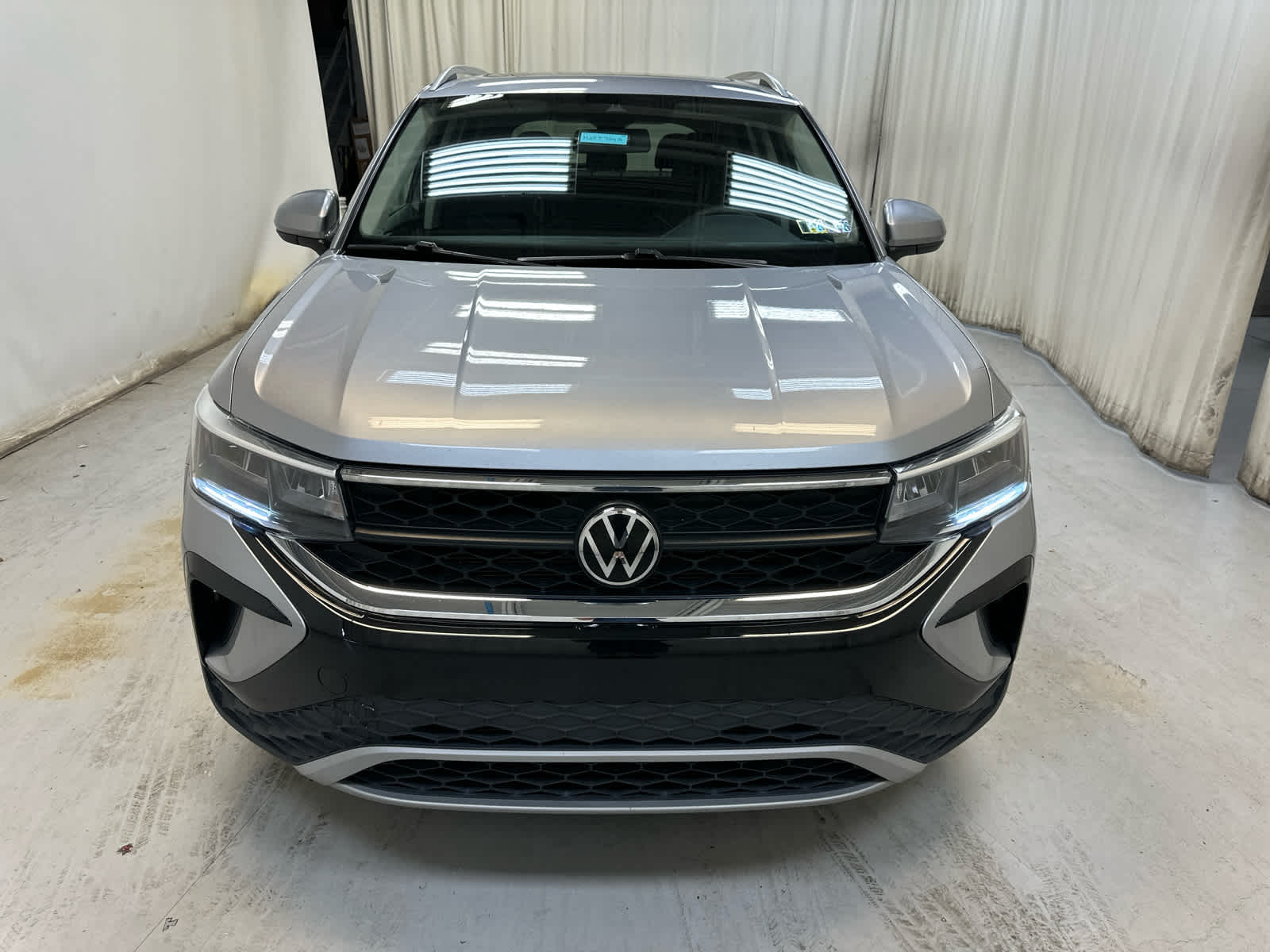 2023 Volkswagen Taos SE photo 2