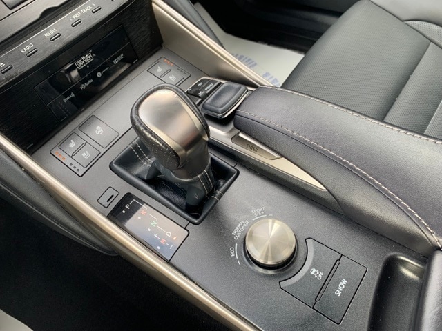 2018 LEXUS IS - Image 10