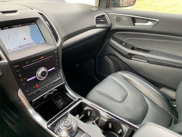 2019 Ford Edge Titanium photo 2