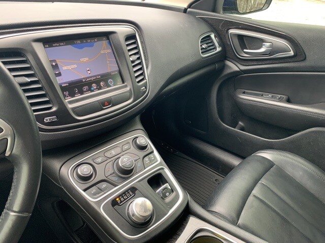 2015 Chrysler 200 C photo 3