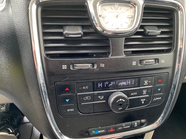 2012 CHRYSLER TOWN AND COUNTRY - Image 6