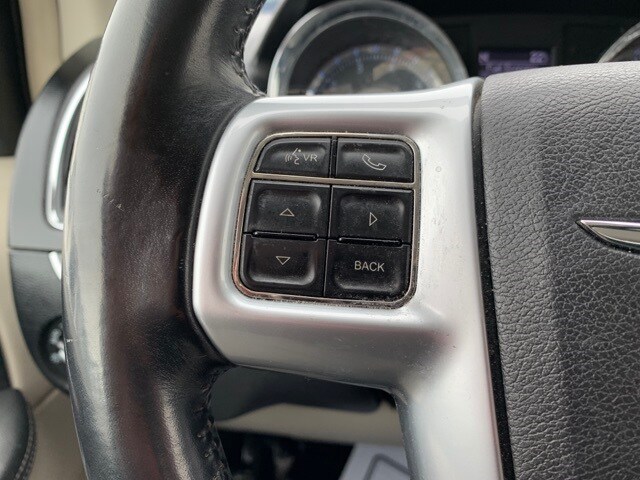 2012 Chrysler Town & Country Touring photo 3