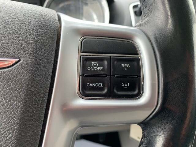 2012 Chrysler Town & Country Touring photo 4