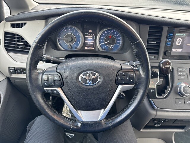 2016 Toyota Sienna XLE photo 2