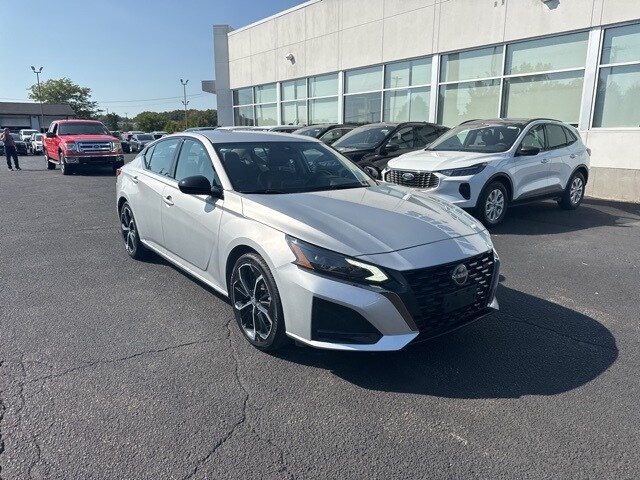 2023 Nissan Altima 2.5 SR photo 4