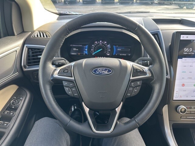 2024 Ford Edge SEL photo 3