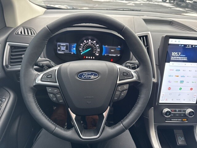 2024 Ford Edge SEL photo 2