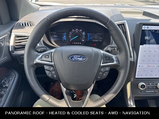 2022 Ford Edge Titanium photo 2