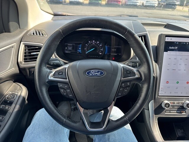 2022 Ford Edge SEL photo 2