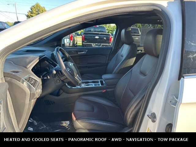 2022 Ford Edge Titanium photo 2