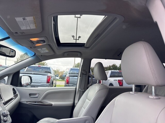 2016 Toyota Sienna XLE photo 4