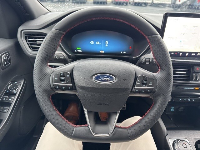 2023 Ford Escape Hybrid ST-Line Elite photo 2