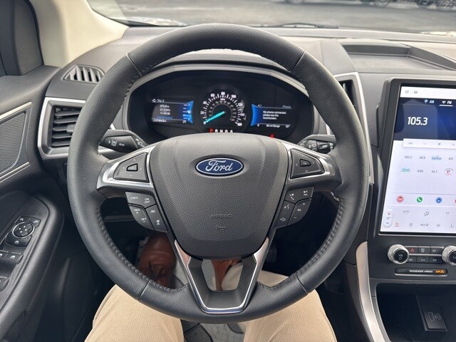 2024 Ford Edge SEL photo 2