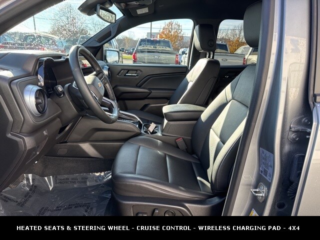 2023 Chevrolet Colorado LT photo 3