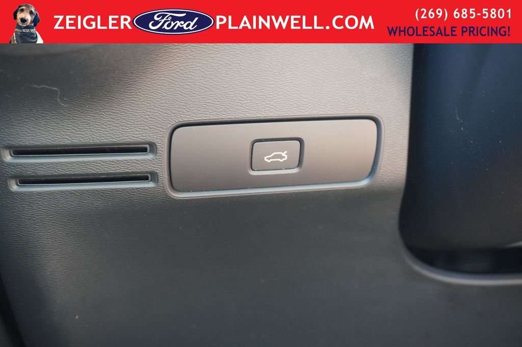 2023 VOLVO XC40 - Image 31