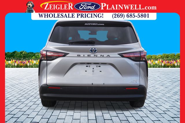2021 Toyota Sienna LE photo 4