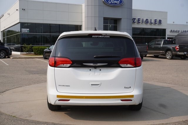 2023 Chrysler Voyager LX photo 4