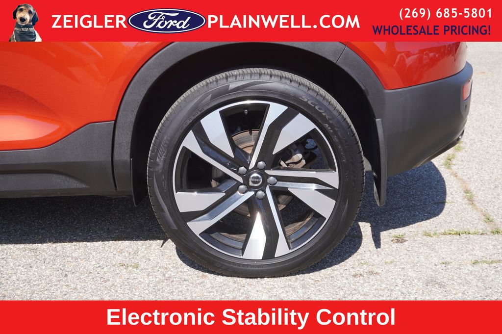 2023 VOLVO XC40 - Image 9