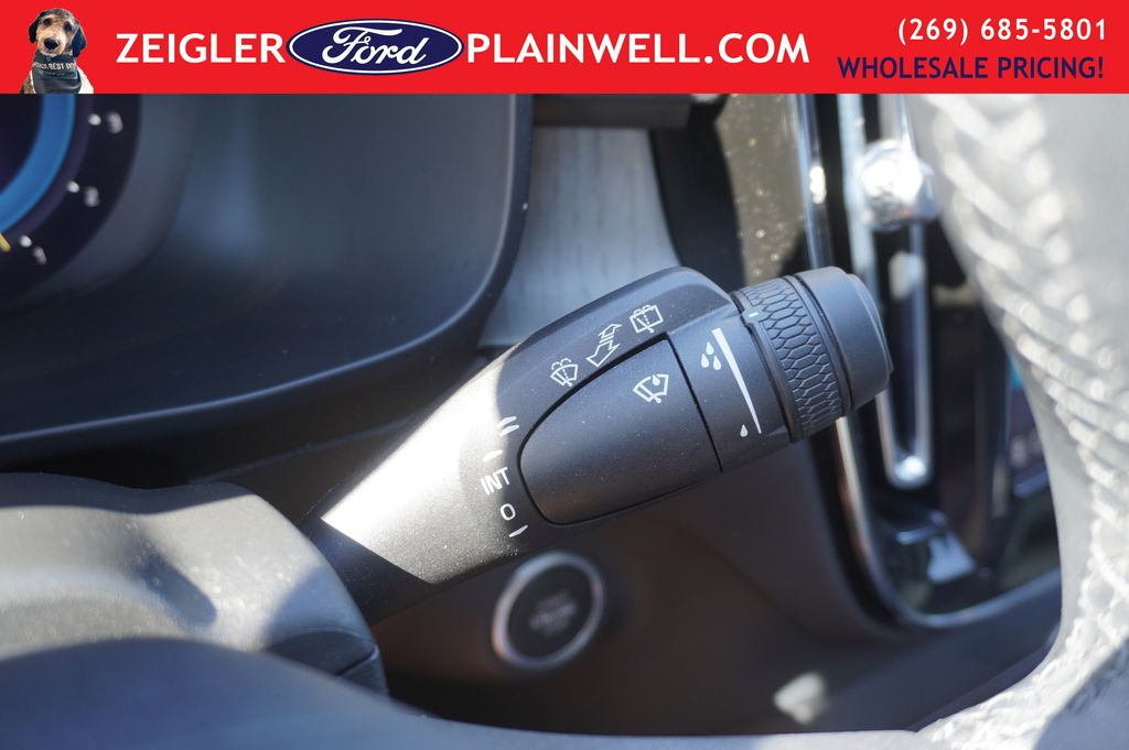 2023 VOLVO XC40 - Image 29