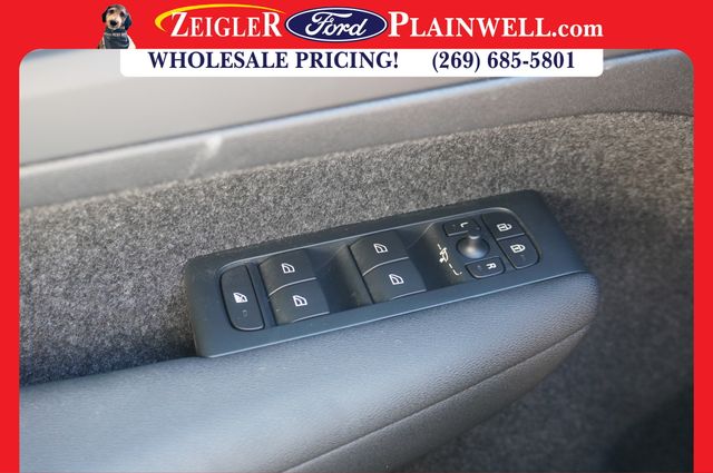 2023 VOLVO XC40 - Image 32