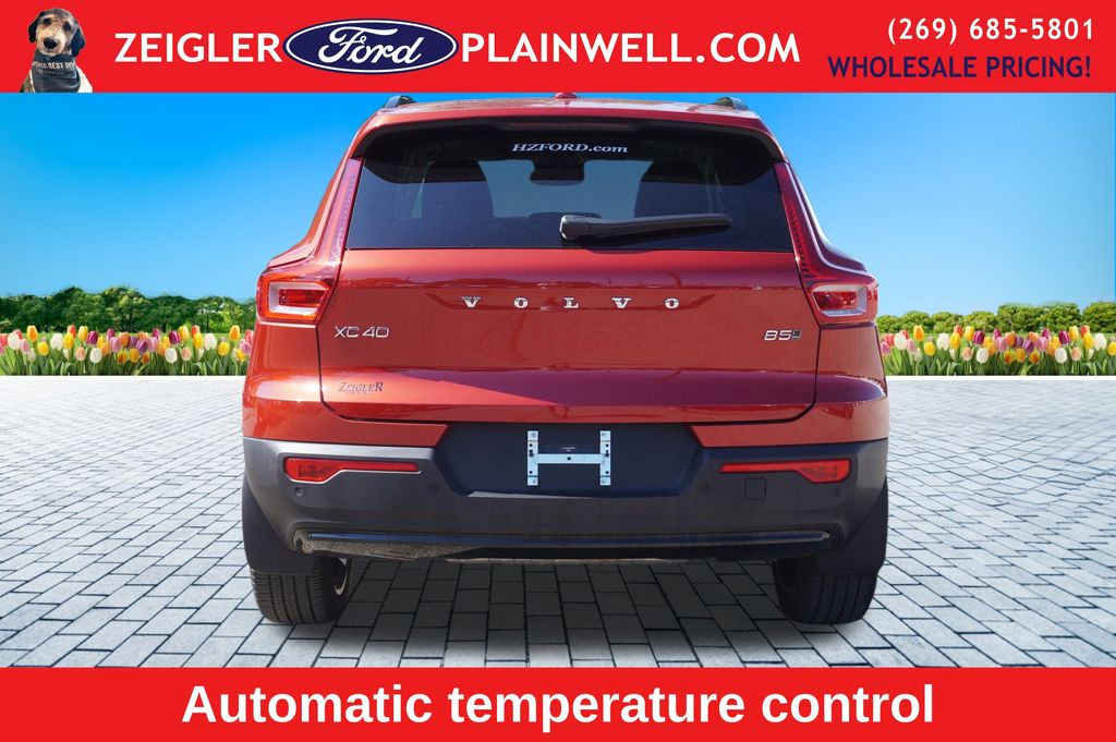 2023 VOLVO XC40 - Image 4