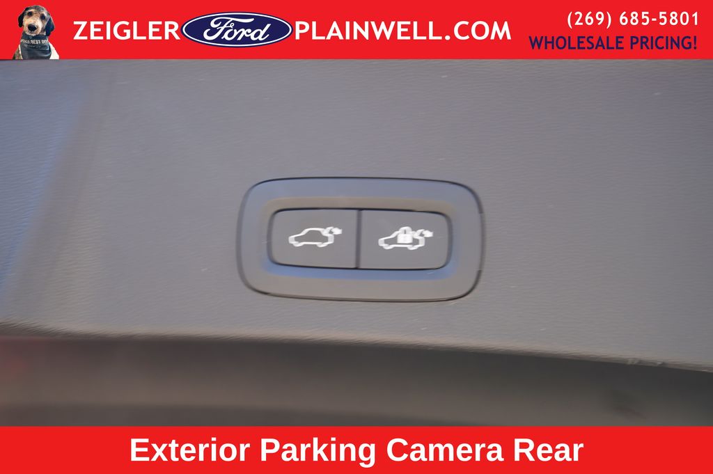 2023 VOLVO XC40 - Image 11