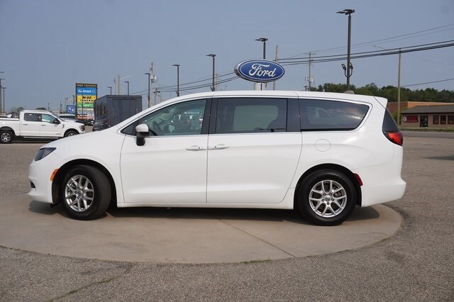2023 Chrysler Voyager LX photo 2