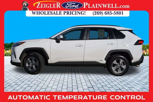 2022 Toyota RAV4 XLE Hybrid photo 2