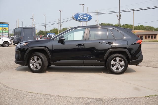 2022 Toyota RAV4 Hybrid XLE photo 2