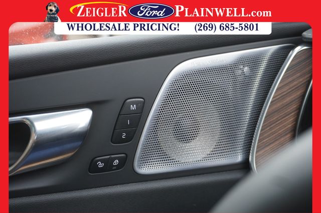 2023 VOLVO XC60 - Image 32