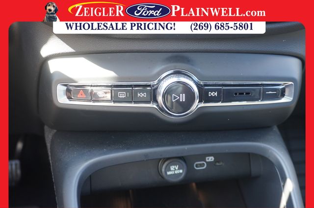 2023 VOLVO XC40 - Image 24