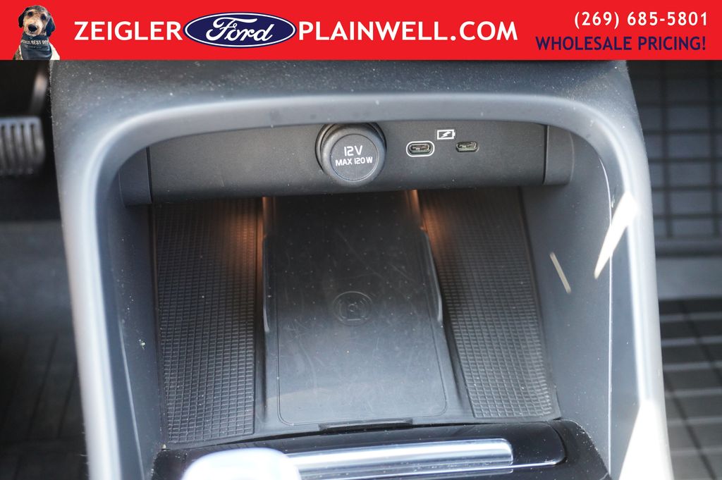 2023 VOLVO XC40 - Image 25