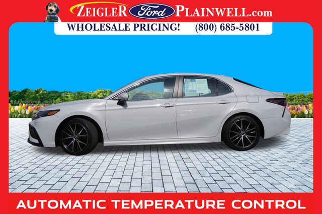 2022 Toyota Camry Hybrid SE photo 2