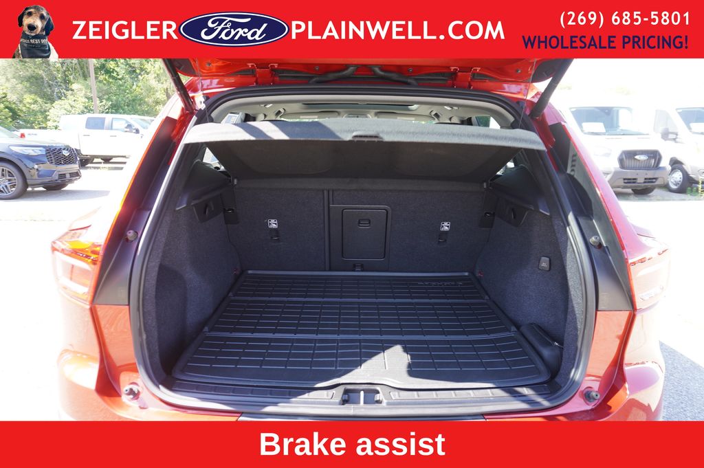 2023 VOLVO XC40 - Image 10