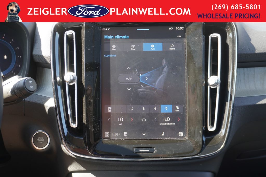 2023 VOLVO XC40 - Image 21