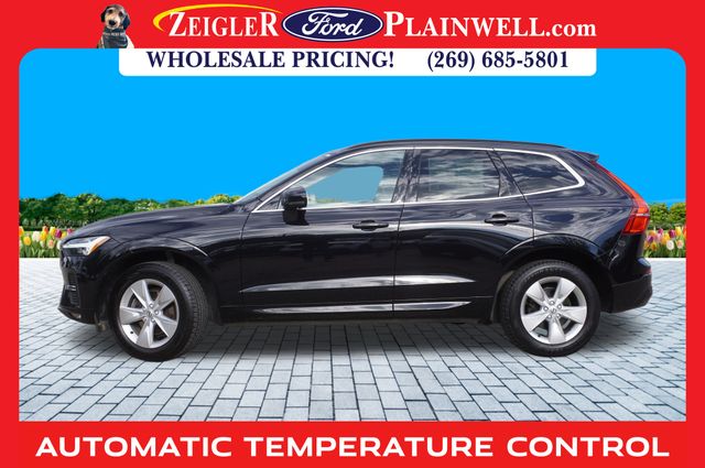 2022 Volvo XC60 B5 Momentum photo 2