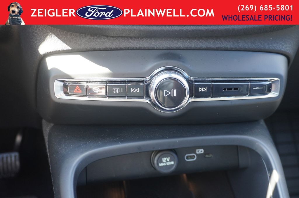 2023 VOLVO XC40 - Image 24