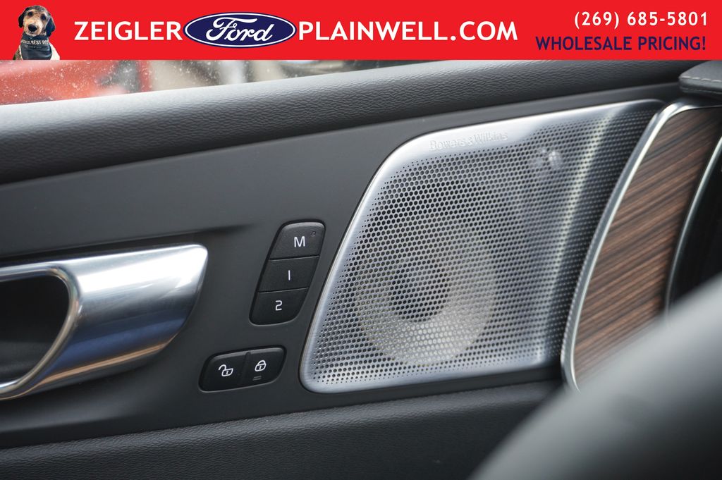 2023 VOLVO XC60 - Image 32