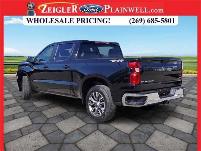2022 Chevrolet Silverado 1500 LT photo 3
