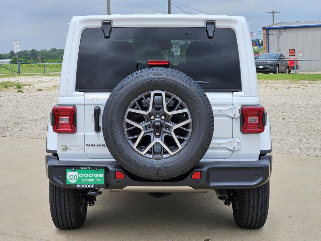 2025 Jeep Wrangler Sahara photo 4