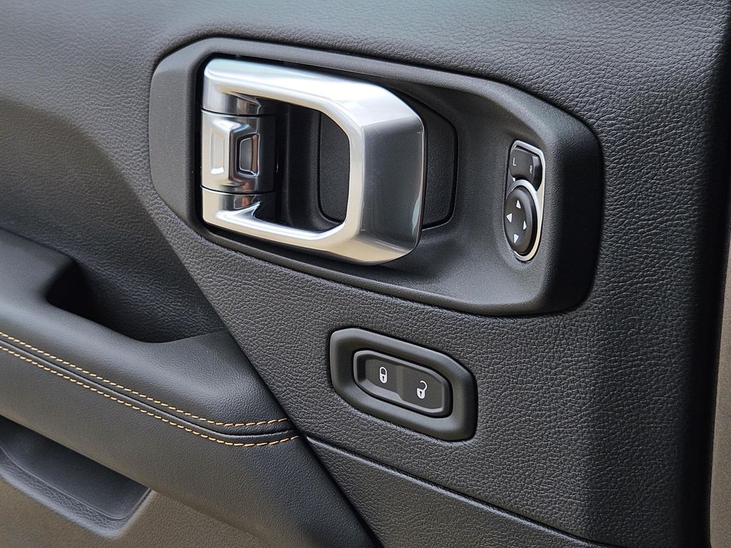 2025 Jeep Wrangler 4-Door Sahara - Photo 16