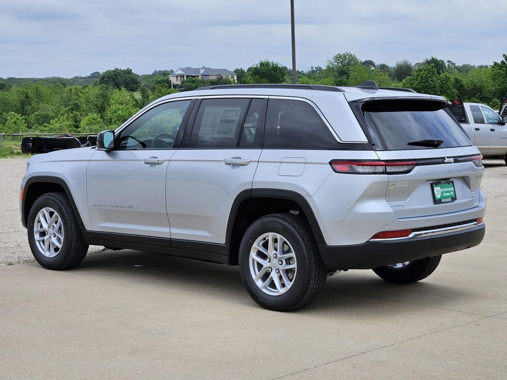 2025 Jeep Grand Cherokee Laredo X photo 3
