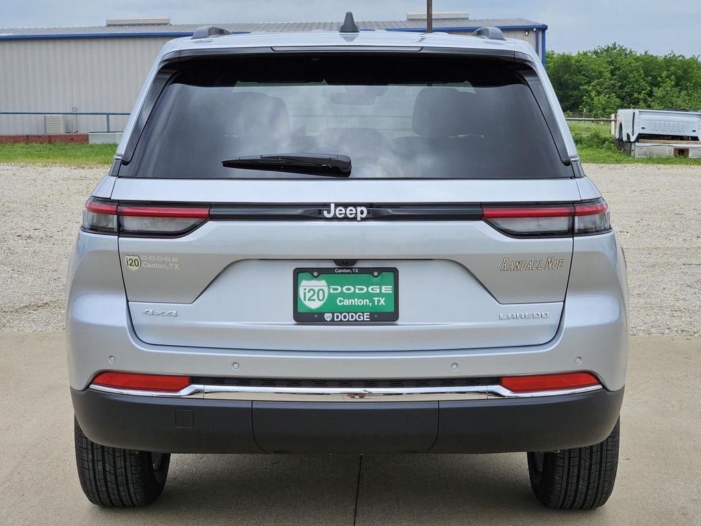 2025 Jeep Grand Cherokee Laredo X photo 4
