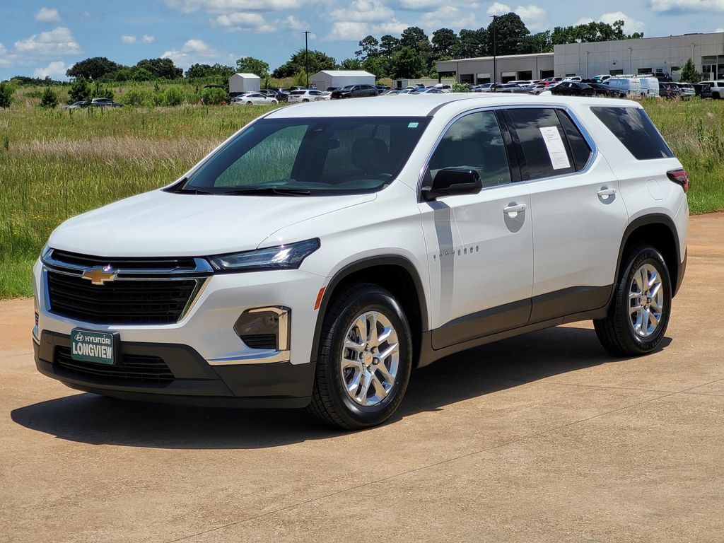 2023 Chevrolet Traverse LS photo 2