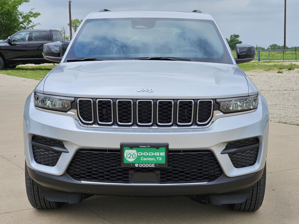 2025 Jeep Grand Cherokee Laredo X photo 2